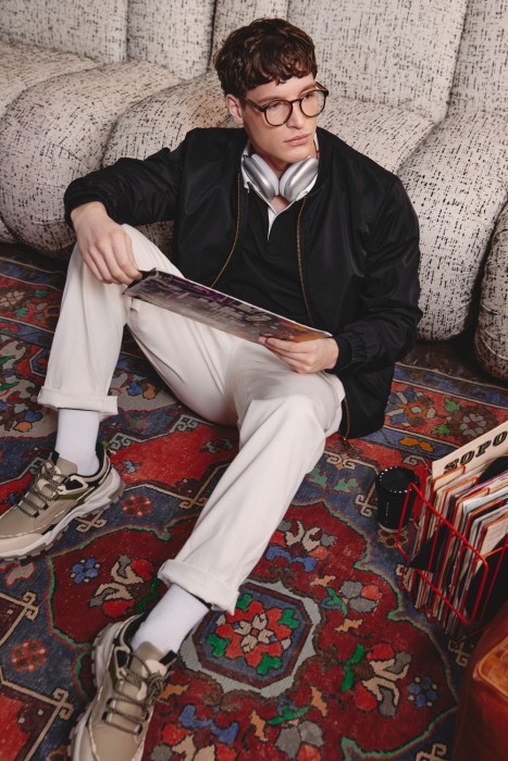 утепленная куртка-бомбер от бренда снежная королева вид слева