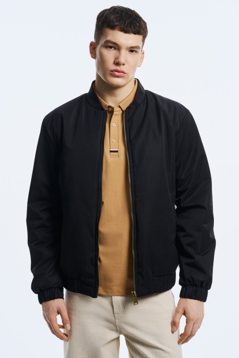 утепленная куртка-бомбер из россии вид сбоку