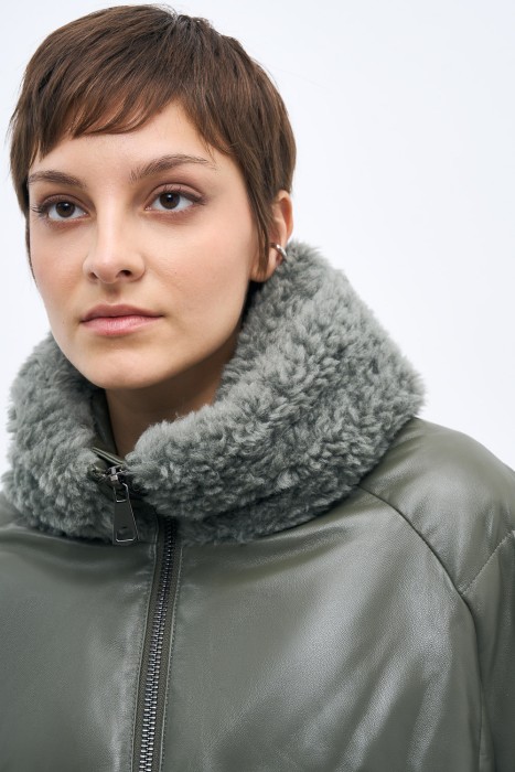 утепленная куртка из натуральной кожи из россии вид сбоку