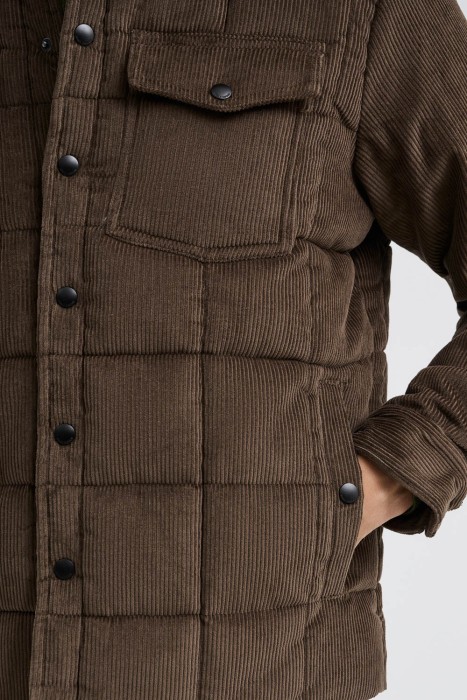 утепленная куртка из вельветовой ткани из россии вид сбоку