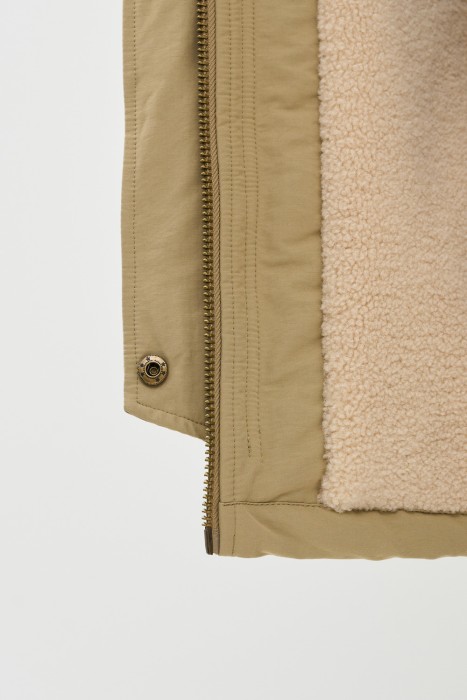 утепленная куртка с капюшоном из россии вид сбоку