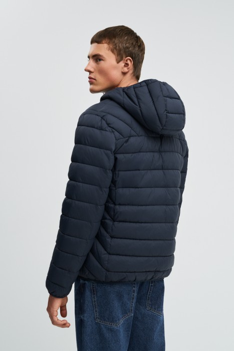 утепленная куртка с капюшоном из россии вид сбоку