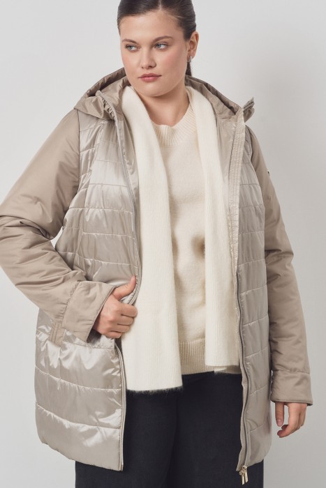 утепленная куртка с капюшоном от бренда снежная королева вид слева