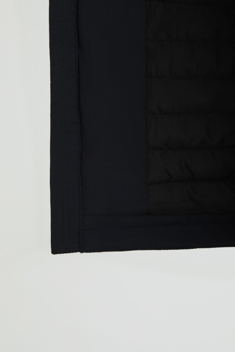 утепленная куртка с капюшоном из россии вид сбоку