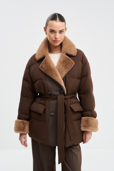 утепленная куртка с меховой отделкой от бренда снежная королева вид слева