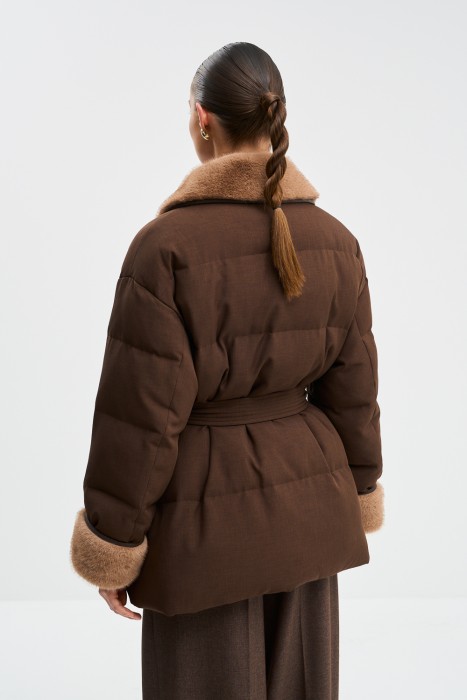 утепленная куртка с меховой отделкой из россии вид сбоку