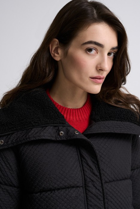 утепленная куртка с отделкой меховой тканью по цене 3900 руб вид справа