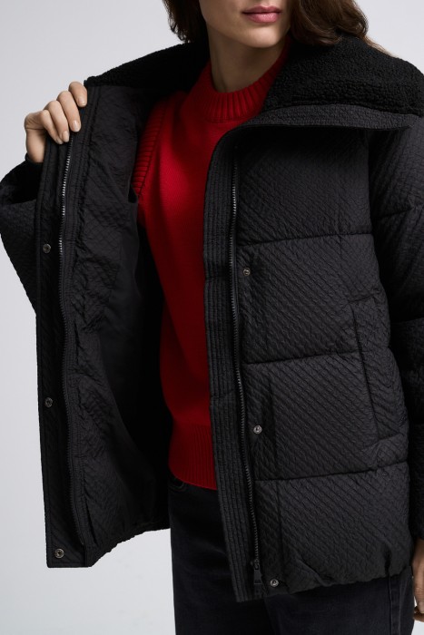 утепленная куртка с отделкой меховой тканью из россии вид сбоку