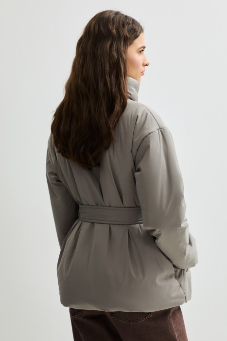 утепленная куртка с поясом по цене 6320 руб вид справа