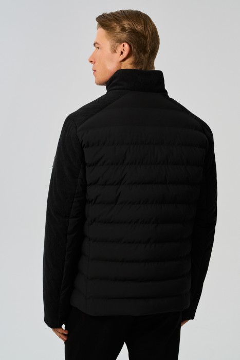 утепленная куртка по цене 7860 руб вид справа