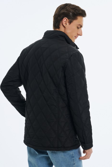 утепленная куртка по цене 4210 руб вид справа