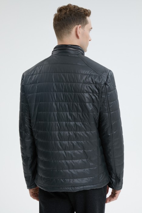 утепленная куртка по цене 2990 руб вид справа