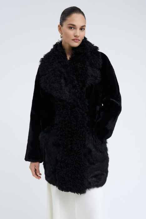 утепленная шуба из овчины от бренда снежная королева вид слева