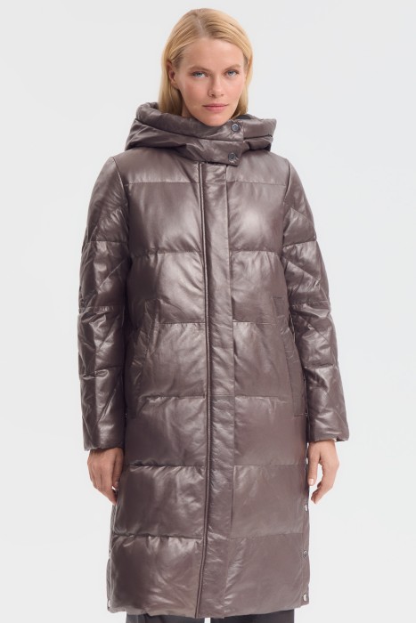 утепленное кожаное пальто с капюшоном от бренда снежная королева вид слева