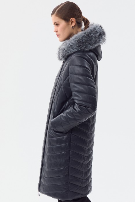 утепленное кожаное пальто с меховой отделкой от бренда снежная королева вид слева
