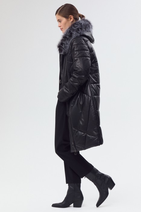 утепленное кожаное пальто с меховой отделкой от бренда снежная королева вид слева
