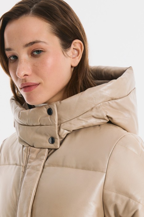 утепленное пальто из натуральной кожи от бренда снежная королева вид слева