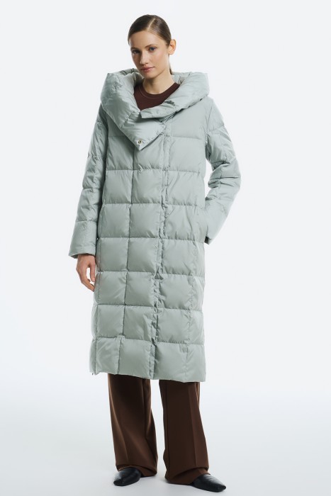 утепленное пальто с капюшоном от бренда снежная королева вид слева