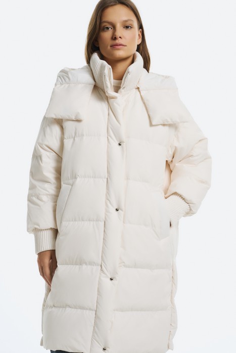 утепленное пальто с капюшоном от бренда снежная королева вид слева