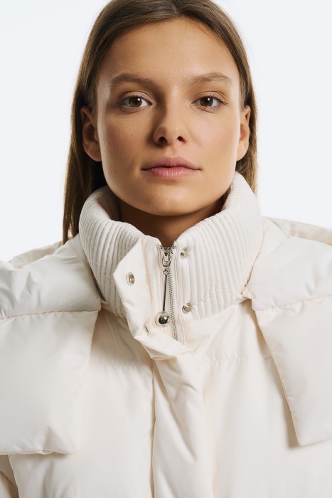 утепленное пальто с капюшоном из россии вид сбоку