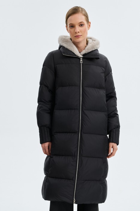 утепленное пальто с меховой отделкой от бренда снежная королева вид слева
