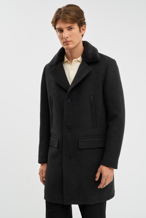 утепленное пальто с меховым воротником от бренда снежная королева вид слева