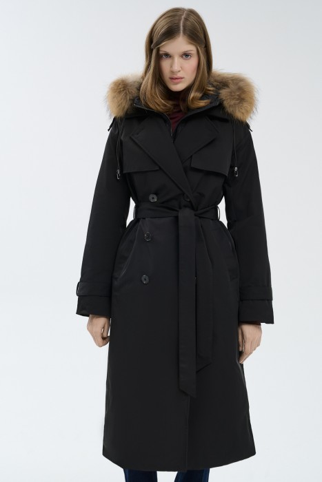 утепленное пальто с отделкой мехом енота от бренда снежная королева вид слева