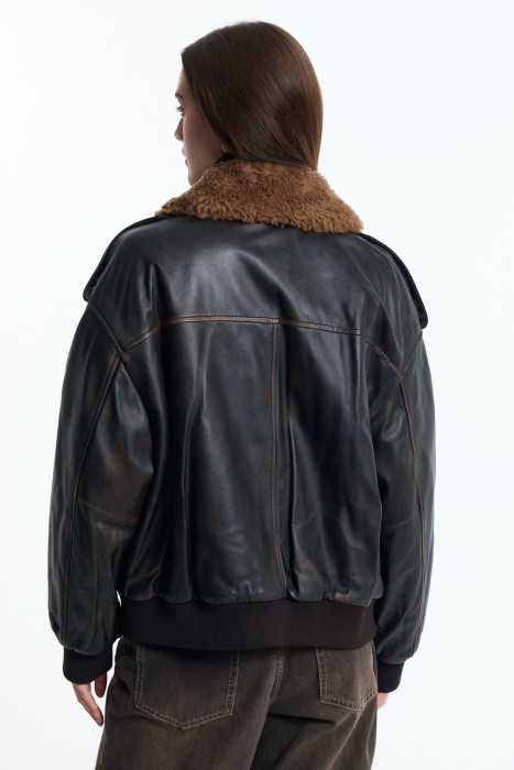 утепленный бомбер из натуральной кожи по цене 17120 руб вид справа