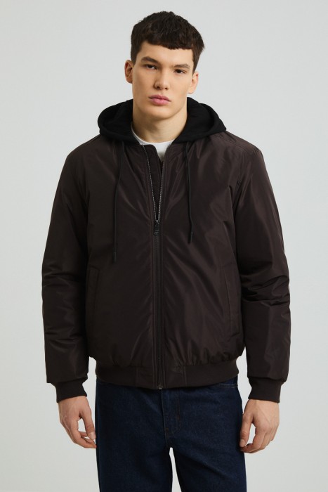 утепленный бомбер с капюшоном из россии вид сбоку