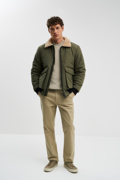 утепленный бомбер с меховой отделкой из россии вид сбоку