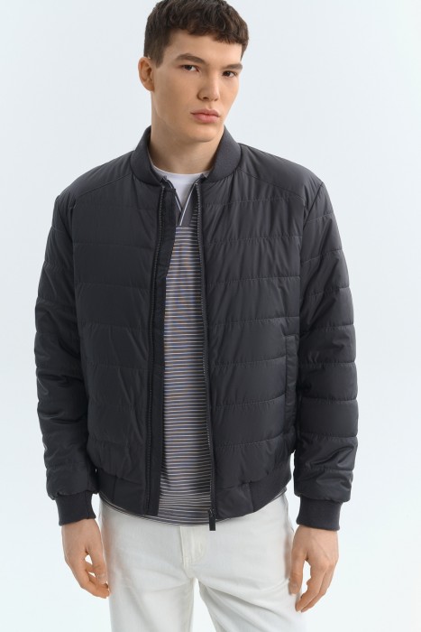 утепленный бомбер из россии вид сбоку