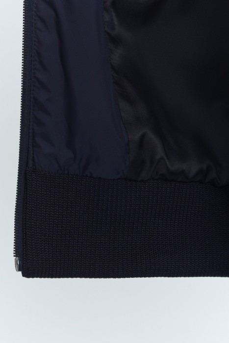 утепленный бомбер из россии вид сбоку