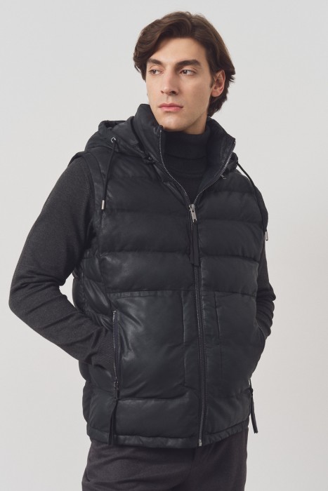 утепленный кожаный жилет с капюшоном от бренда снежная королева вид слева