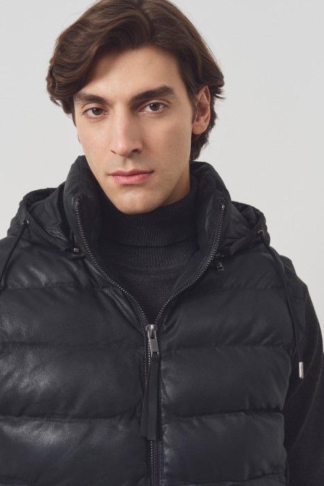 утепленный кожаный жилет с капюшоном из россии вид сбоку