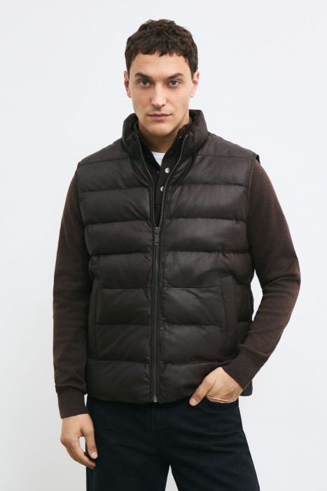 утепленный жилет из натуральной кожи от бренда снежная королева вид слева