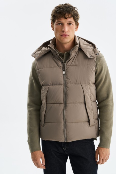 утепленный жилет с капюшоном от бренда снежная королева вид слева