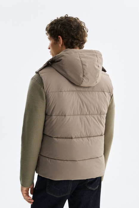 утепленный жилет с капюшоном по цене 3350 руб вид справа