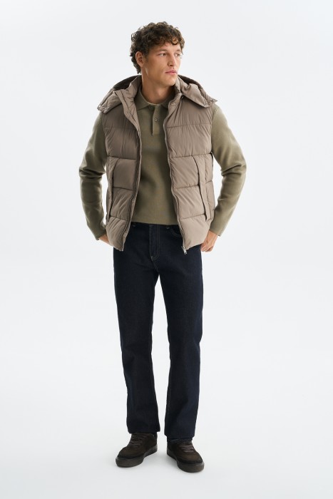 утепленный жилет с капюшоном из россии вид сбоку