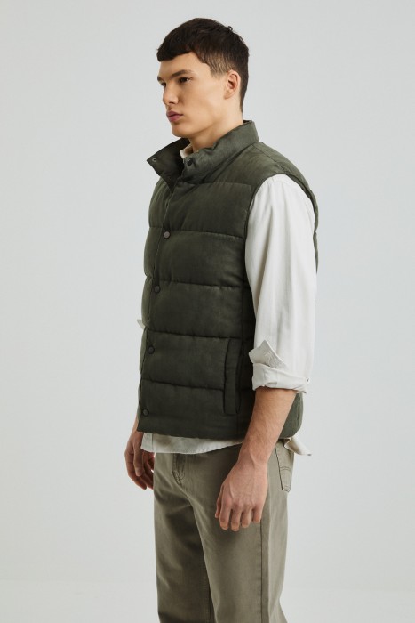 утепленный жилет от бренда снежная королева вид слева