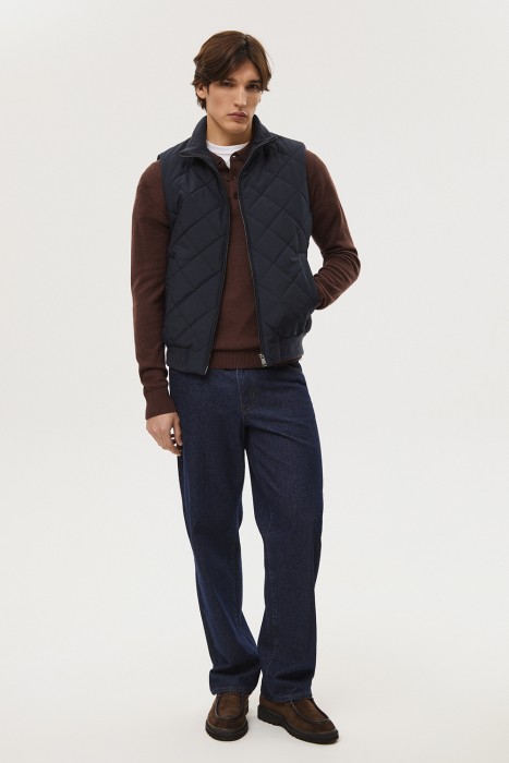 утепленный жилет от бренда снежная королева вид слева