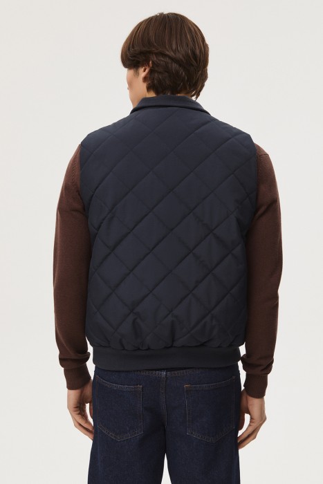 утепленный жилет по цене 4020 руб вид справа