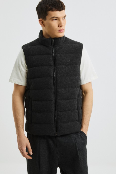 утепленный жилет от бренда снежная королева вид слева