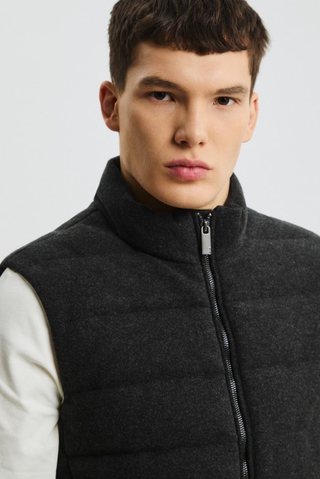 утепленный жилет по цене 3640 руб вид справа