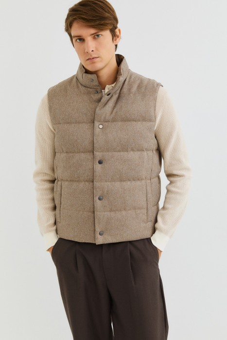 утепленный жилет по цене 4690 руб вид справа