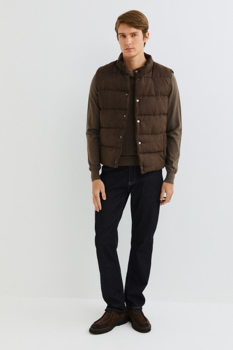 утепленный жилет от бренда снежная королева вид слева