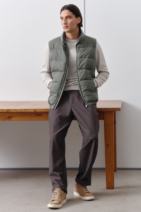 утепленный жилет от бренда снежная королева вид слева