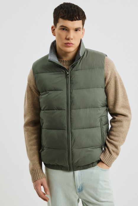 утепленный жилет по цене 4790 руб вид справа