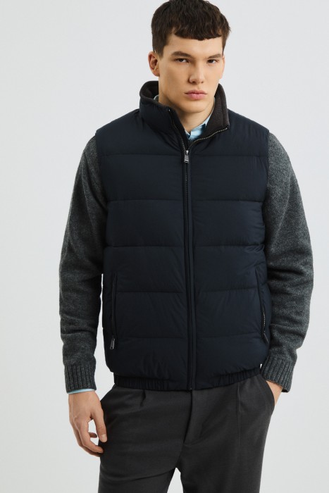 утепленный жилет по цене 4790 руб вид справа