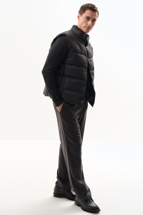 утепленный жилет от бренда снежная королева вид слева