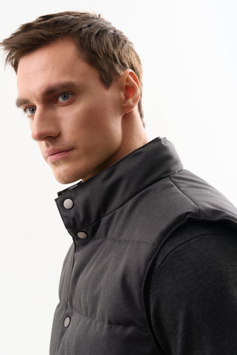 утепленный жилет по цене 4690 руб вид справа